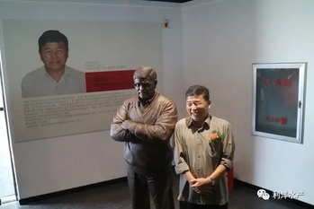 同学生为自己铸的铜像合影 同学生为自己铸的铜像合影