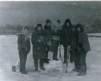 在哈尔滨做生物增氧鱼类安全越冬研究取水样时的合影 在哈尔滨做生物增氧鱼类安全越冬研究取水样时的合影